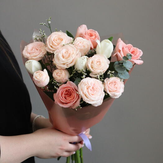 Нежный букет из пионовидных роз двух сортов и белых тюльпанов