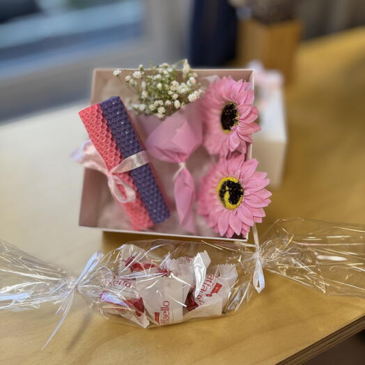 Подарочный набор из свечек ручной работы, декоративного мыла, рафаэлло, минибукета