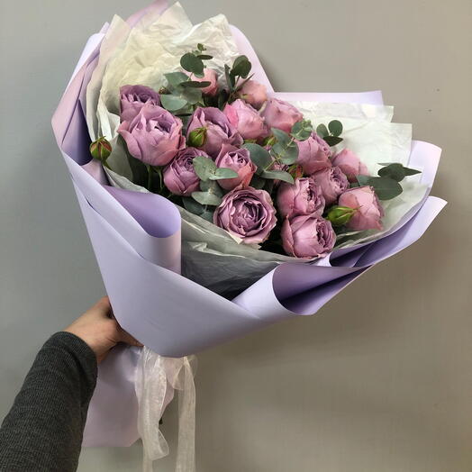 Букет из лавандовых пион кустовых роз с эвкалиптом