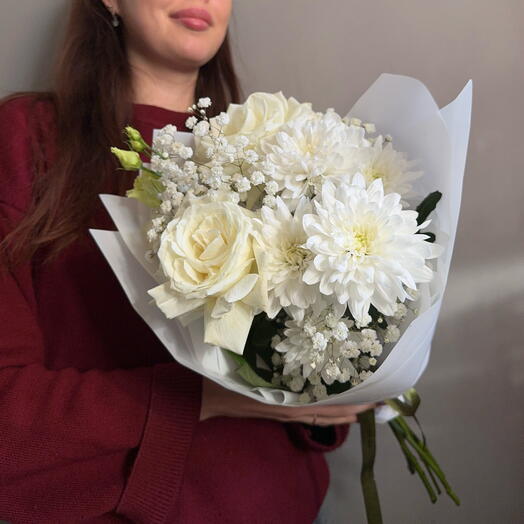 Белоснежный букет. Розы, гипсофила и хризантема