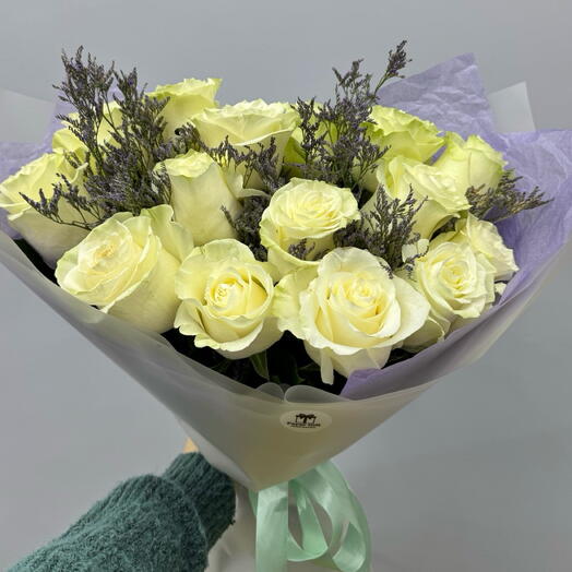 Букет кремовых роз с лимониумом