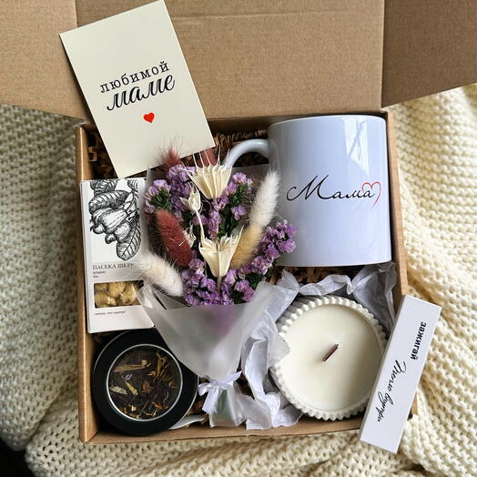 Подарочный набор на день матери с кружкой, букетиком и свечой
