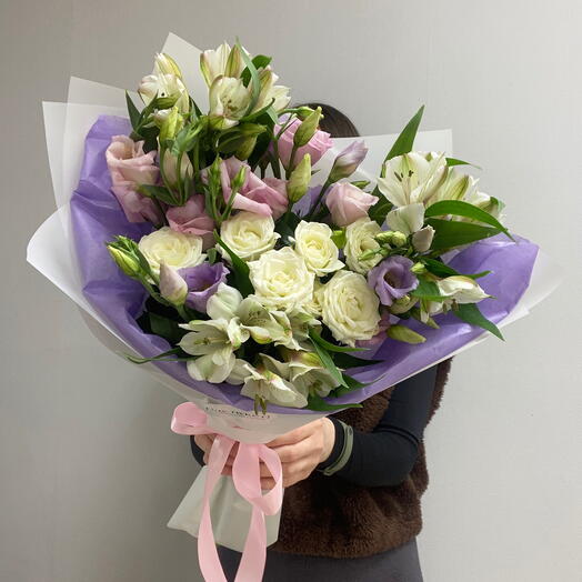 Букет «Лаванда» с эустомой, альстромерией и кустовой розой