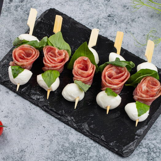 Набор канапе "Моцарелла с испанской колбасой "
