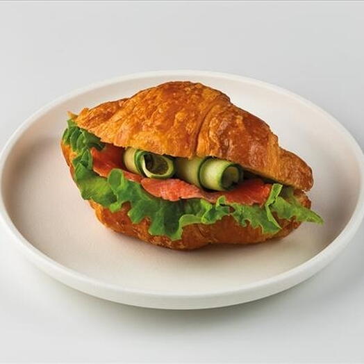 Мини круассан сливочный с форелью и овощами
