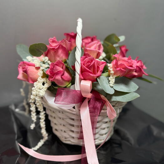 Корзина с розами и эвкалиптом для мамы
