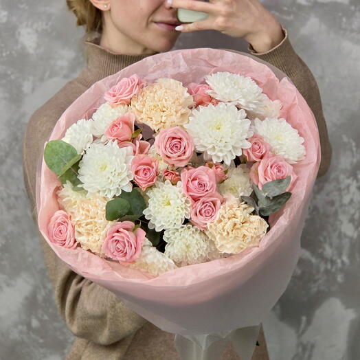 Милый нежный букет из розовых кустовых роз, диантусов и хризантемы🌸