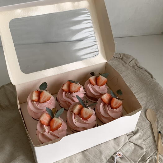 Капкейки со свежей клубникой