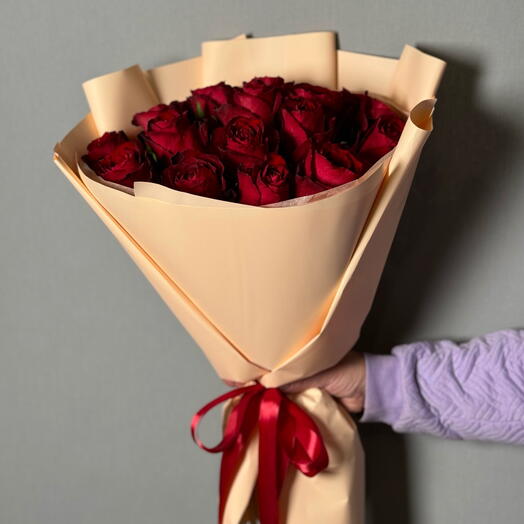 19 червоних троянд
