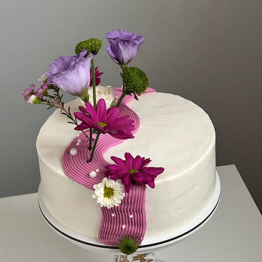 Торт Молочная девочка с цветами на 8 марта