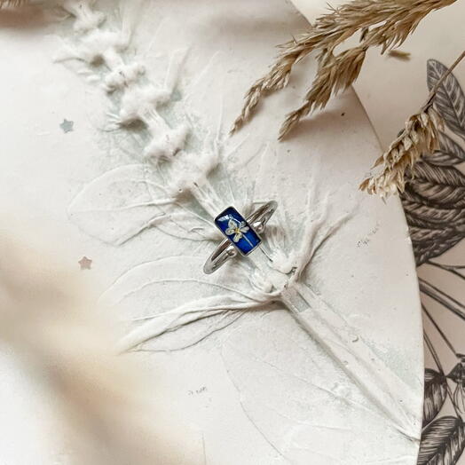 Кольцо из нержавеющей стали с настоящими цветами в ювелирной смоле