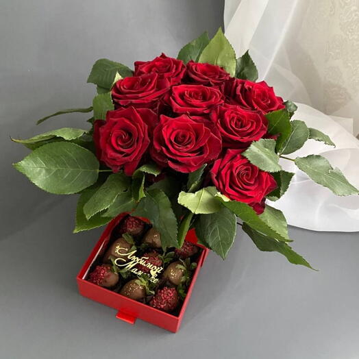Цветы в коробке, клубника в шоколаде 9 шт. Маме