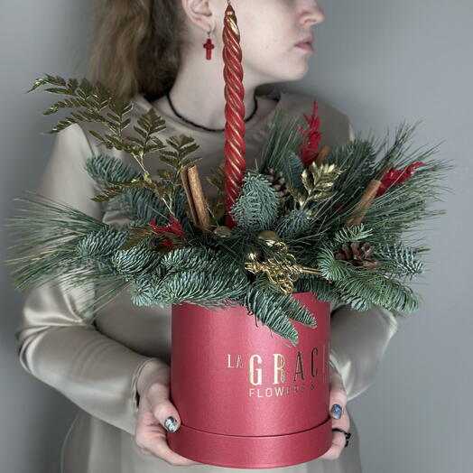 Новогодняя красная композиция из нобилиса и сосны, украшенная еловыми шишками со свечой