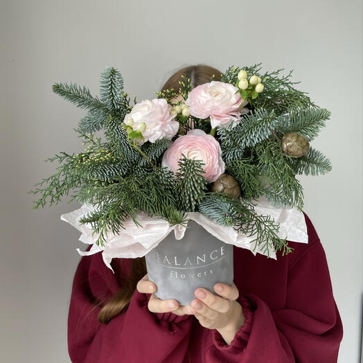 Композиция из ранукулюсов с добавлением хвойных веток