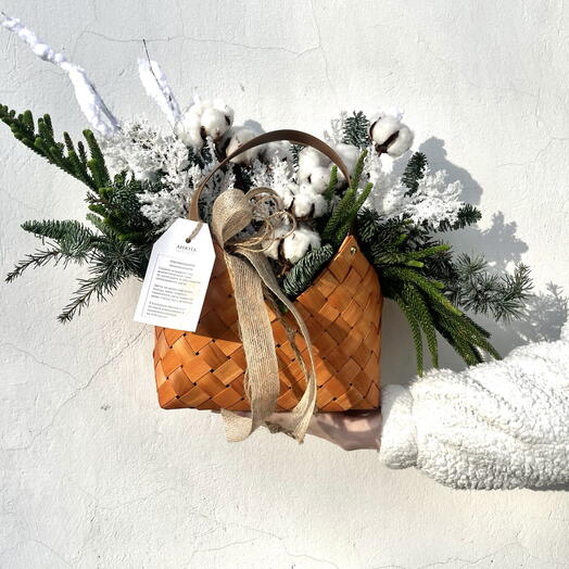 Композиция в плетеной сумочке из нобилис "Уютный эко-стиль"