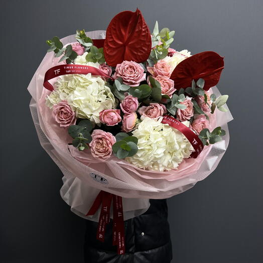 Премиум букет с Антуриумом, пионовидной кустовой розой и гортензией