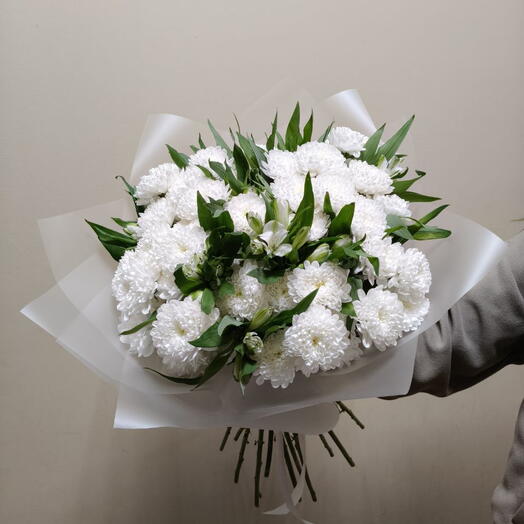 Букет из кустовых хризантем и альстромерий