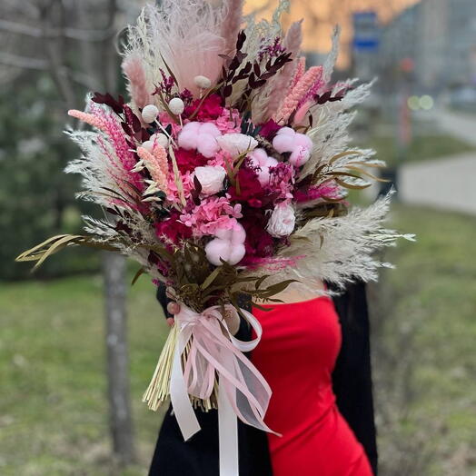 Букет из кортадерии, роз и хлопка