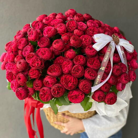 Корзина с кустовыми розами «Красная элегантность» Flower Lab