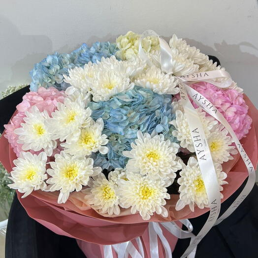 Букет их гортензии и белых хризантем