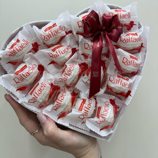 Сладкая коробка сердце с Raffaello (M)