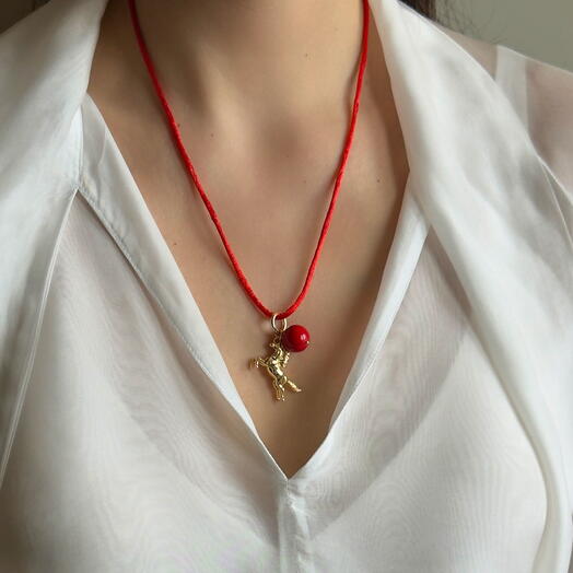 Подвеска-лошадка на шнуре с акцентной бусиной