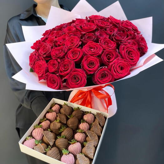 Букет из 51 розы и клубничный бокс 25 шт