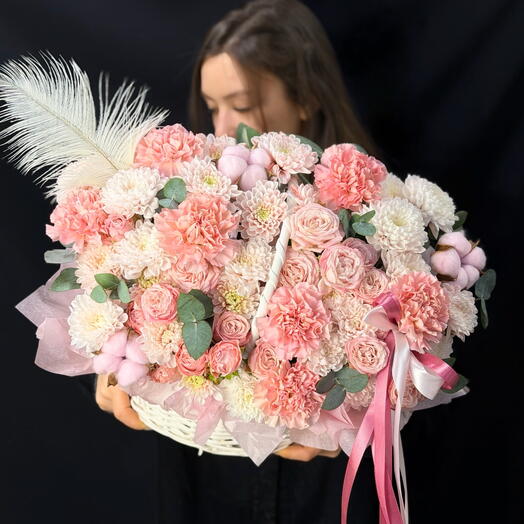 Корзина с цветами : хризантема , диантус , пион роза , хлопок с веточками эвкалипта