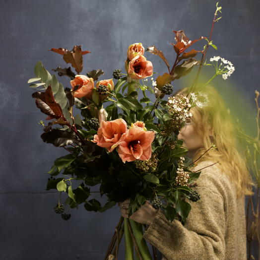 Букет с амариллисами, ягодами, цветущей калиной и лучком