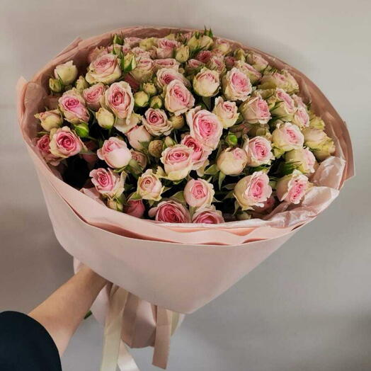 Букет кустовых роз Dinara 17 шт
