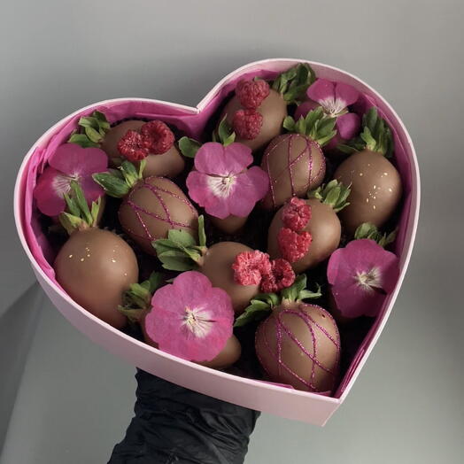 Сердце из клубники в шоколаде «ВЕСЕННЯЯ РАДОСТЬ»
