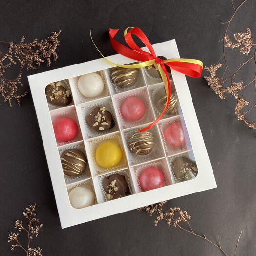 Набор кокосовых конфет и фиников в шоколаде