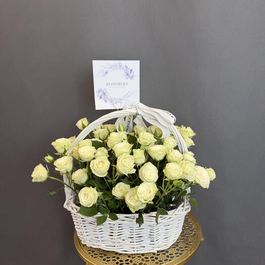 Белые кустовые розы в корзине размер S