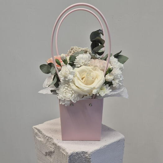 Композиция цветочная  из хризантемы, гвоздики, эвкалипта, озотамнуса, розы