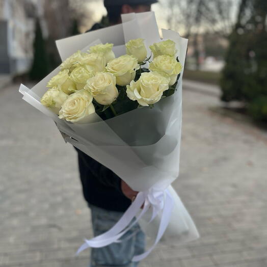 13 белых роз