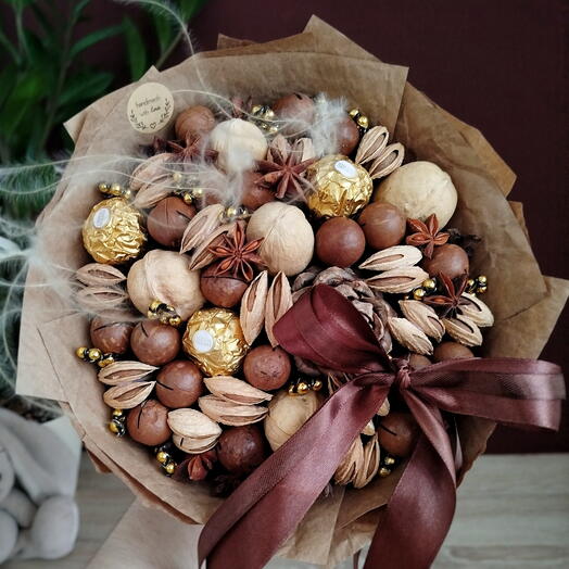 Стильный букет из орехов с конфетами Ferrero Rocher, кедровой шишкой, бантом и ковылём (S)
