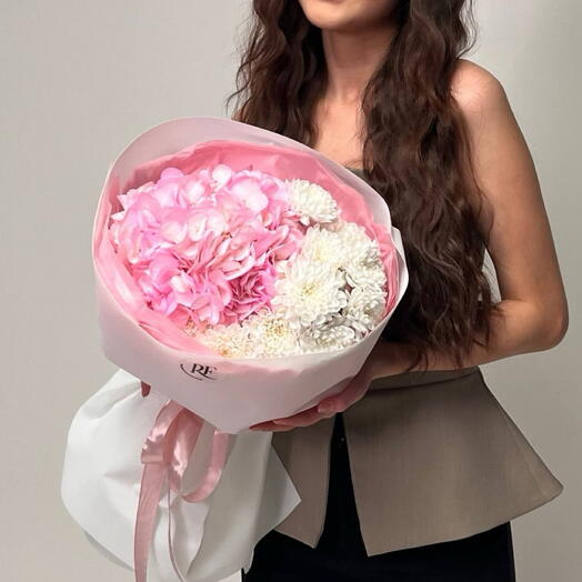 Букет из гортензии и хризантем