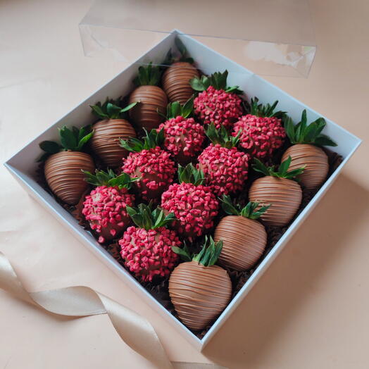 Клубника в шоколаде 16-20шт с сублимированной малиной