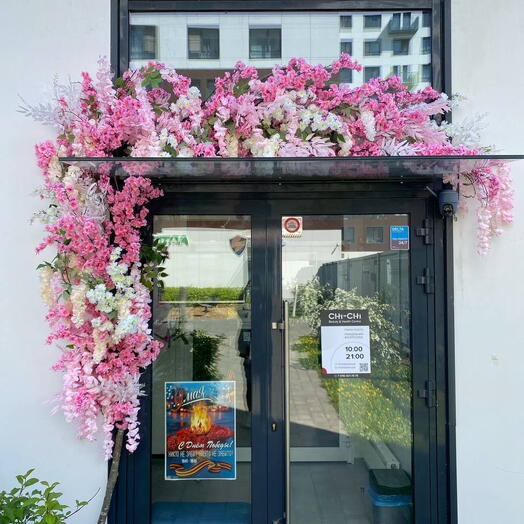 Оформление входной  группы из искусственных цветов