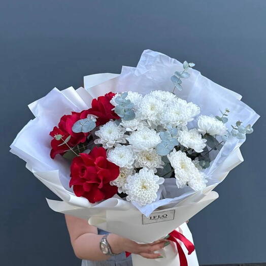 Букет роз и хризантем