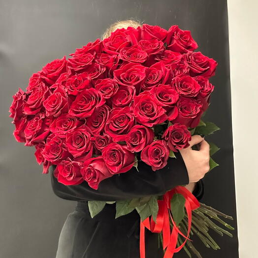 Моно букет из 51 красной розы 70см
