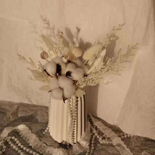 Белая ваза с сухоцветами