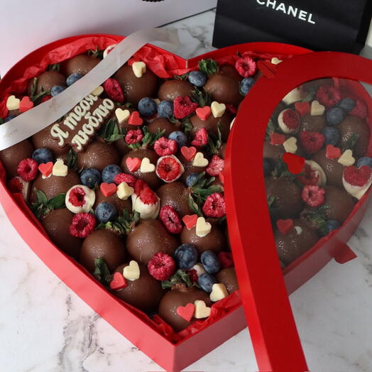 Сердце "P.S. I luv u" из клубники в шоколаде 35 см