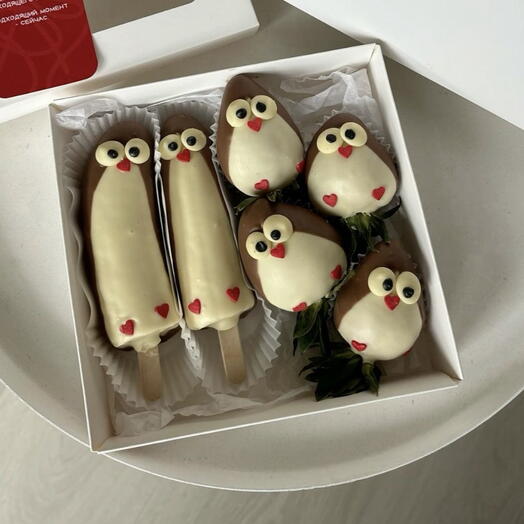 Клубника и банан в шоколаде «влюблённые пингвины»  на 14 февраля