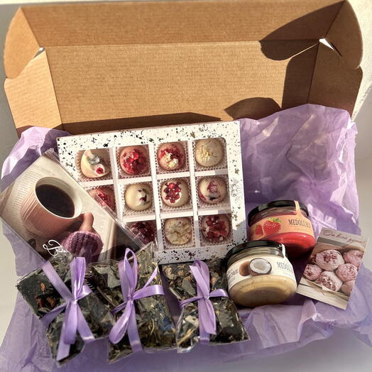 Набор сиреневый белые конфеты