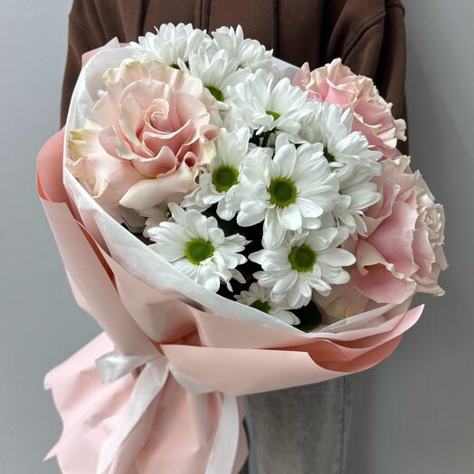 Воздушный букет с хризантемой и французскими розами