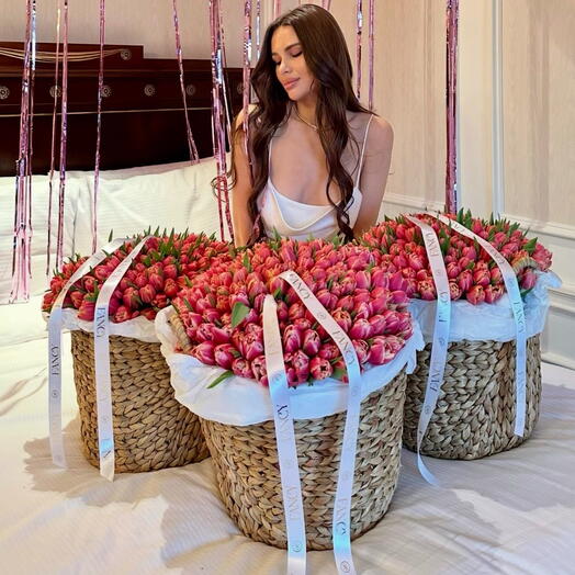 Корзина с цветами тюльпан 303шт