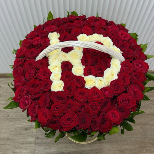 Корзина из роз с рускусом