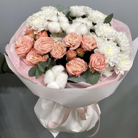 Букет пионроз с хризантемами и хлопком
