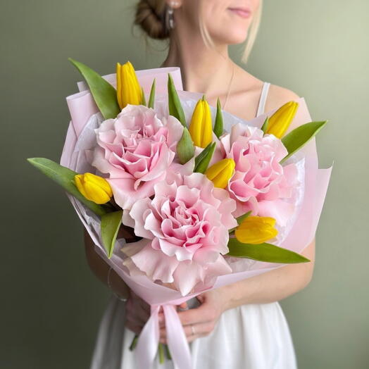 Нежный букет розовые французские розы и желтые тюльпаны